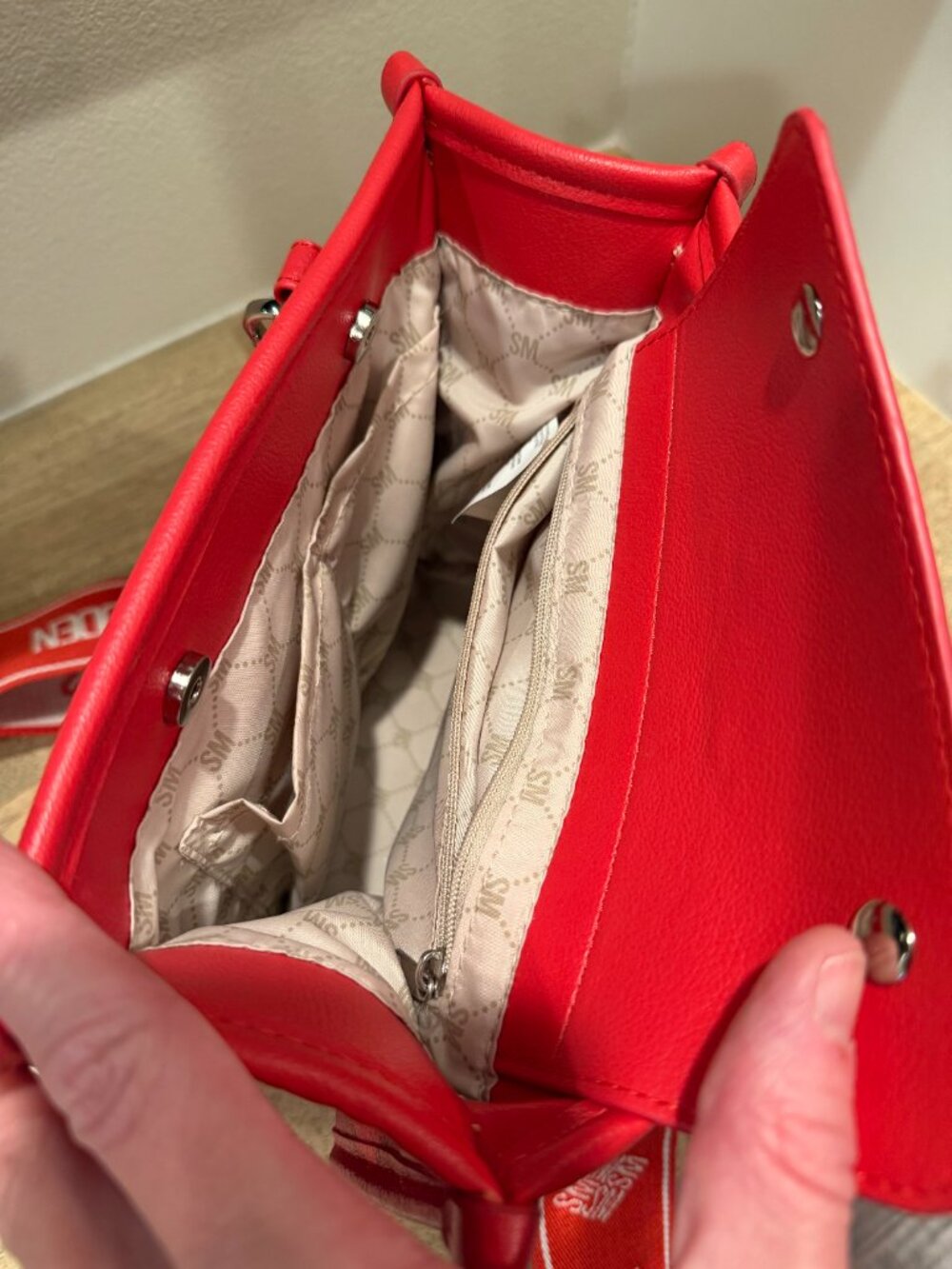 Steve Madden Red Crossbody Bag Webbed Guitar Logo Strap Like New - Picture 7 of 11